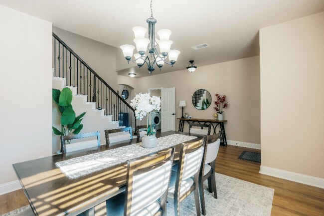 Building Photo - 728 Chatsworth Dr