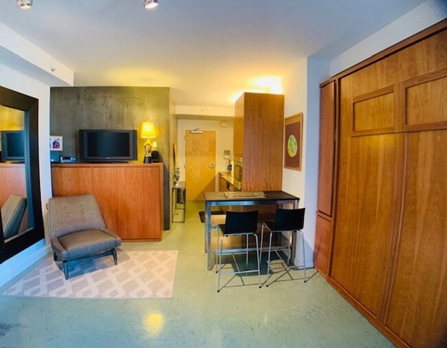 Building Photo - VIRTUAL TOUR AVAILABLE for this FURNISHED ...