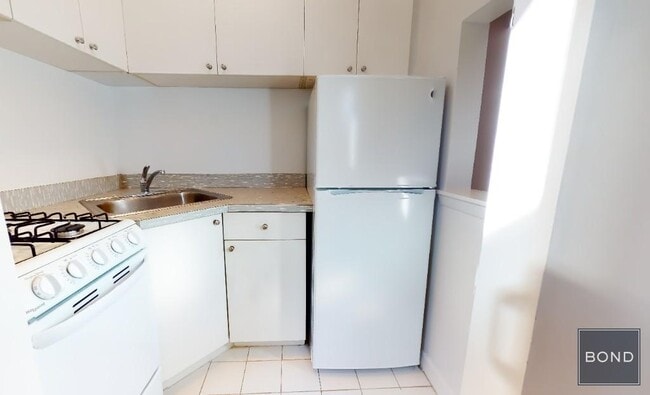 Building Photo - 212 E 85th St