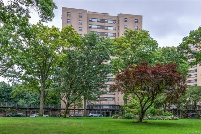 Building Photo - 5 Fordham Hill Oval