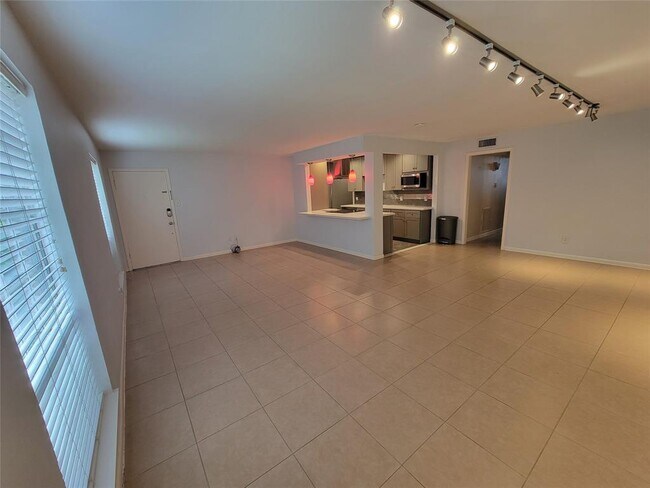 Building Photo - 2711 Briarhurst Dr