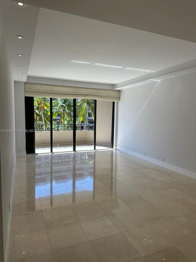 Foto del edificio - 251 Crandon Blvd