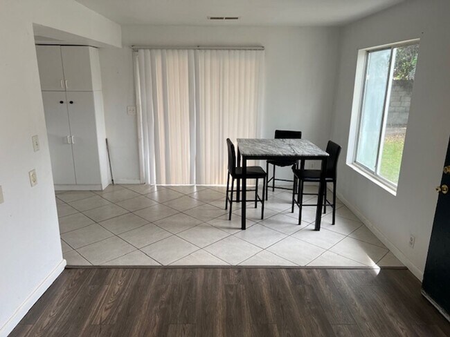 Foto del edificio - 6904-6906 Cedarcrest Ave