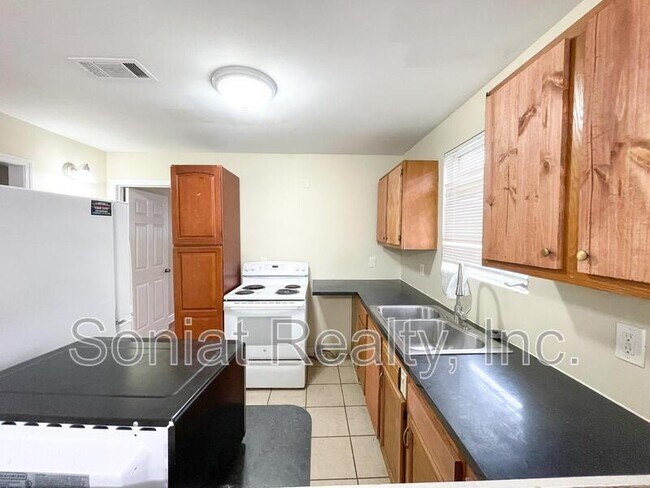 Building Photo - 2604A Franklin Ave