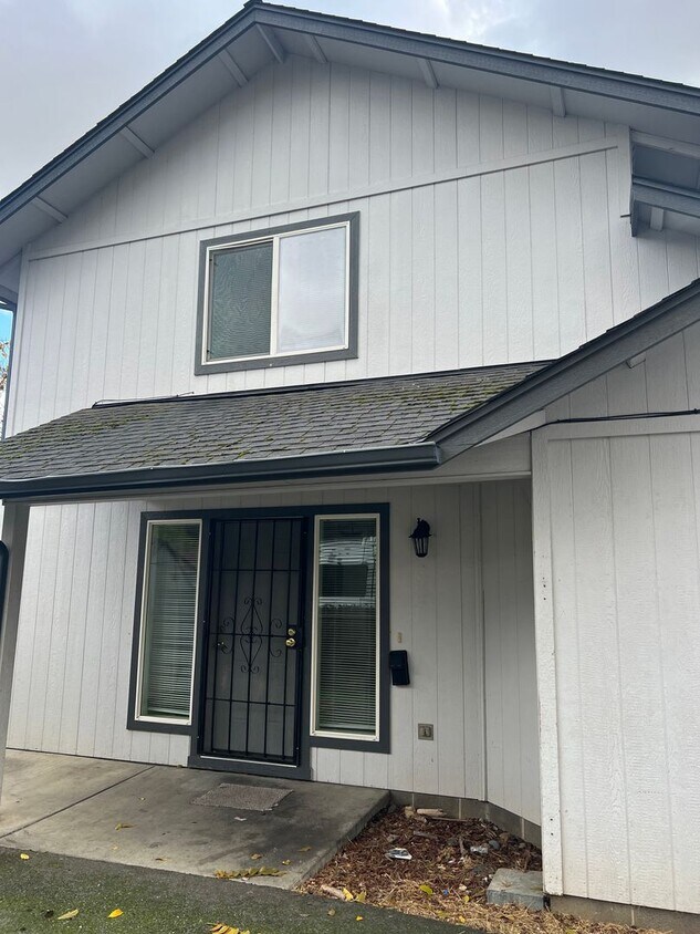 Foto principal - Lovely 3 bedroom, 2.5 bath home with laundry, near schools