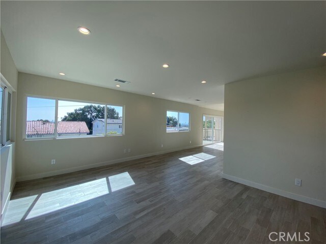 Foto del edificio - 655 W 24th St