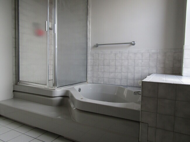 Master bath - 427 Hopkins St