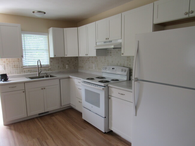 kitchen - 4913 Dunsmore Ave