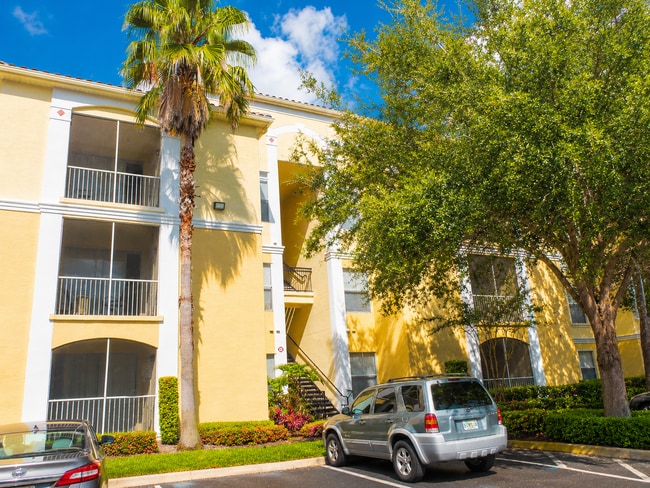 Beautifully Renovated 4 Bed / 2 Bath Condo in Visconti West Condominium- Water View - Beautifully Renovated 4 Bed / 2 Bath Condo in Visconti West Condominium- Water View