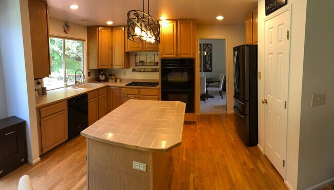 Building Photo - Ridgetop Beauty with Mountain Views