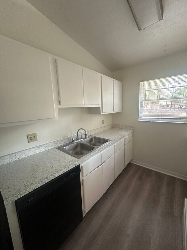 Foto del edificio - Recently Renovated 3B/2B Home in Northwood Pines