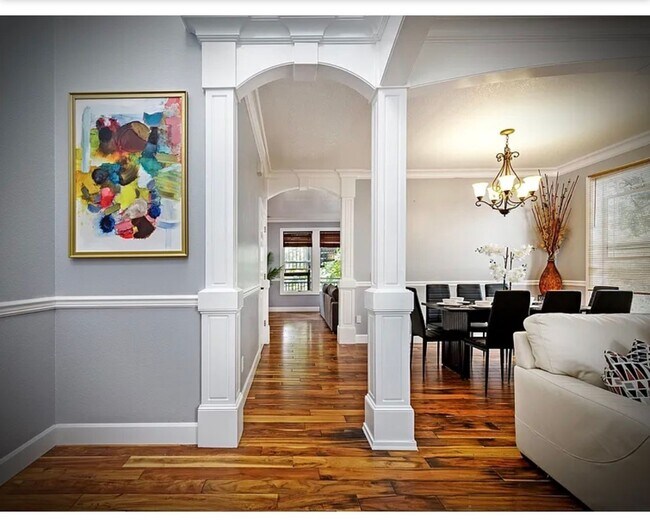 Foto del edificio - * FULLY FURNISHED * -3 levels, 7 bedrooms , lower level apartment with separate entrance *Home ba...