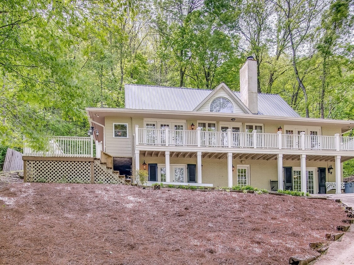 Primary Photo - Beautiful Home in Private Wooded Setting m...