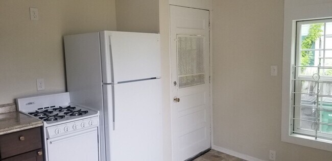 Building Photo - Cute 2 Bedroom 1 Bath Bungalow Home