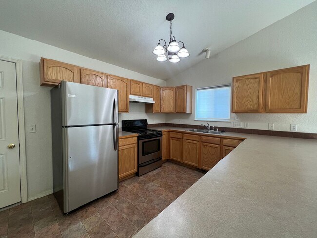 Building Photo - $2,800 | 3 Bed 2 Bath Home in Pleasantview!