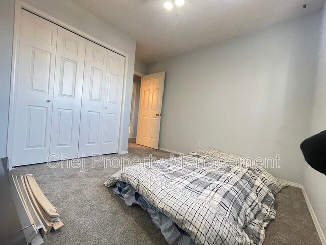 Photo du bâtiment - 8105-188A 188a St NW