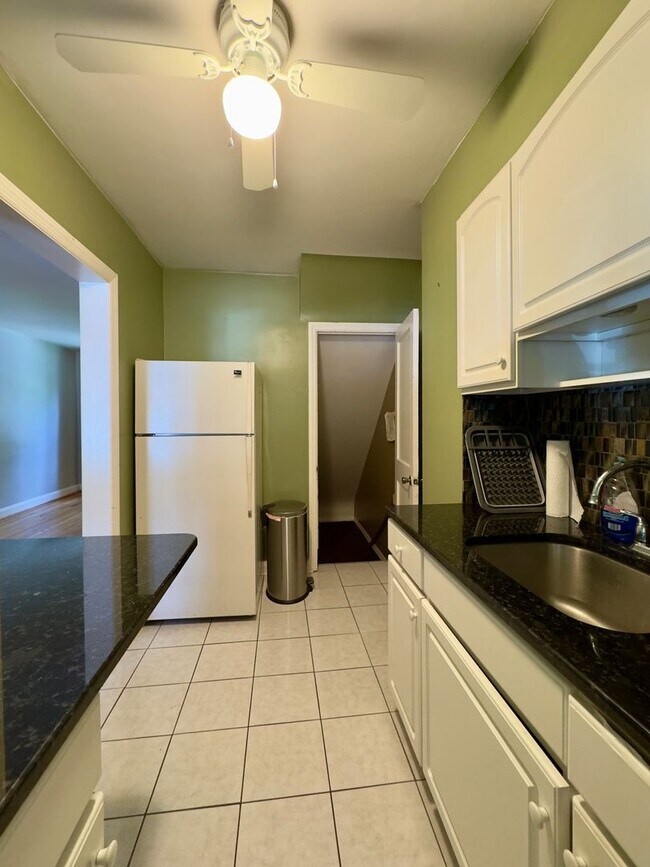 Foto del edificio - Charming 2 Bedroom/1 Bathroom in Parkville...