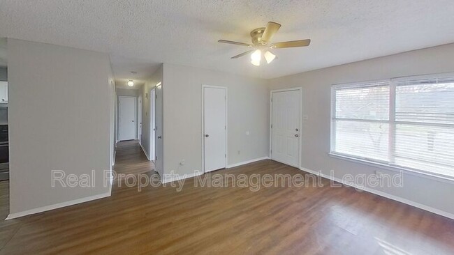 Building Photo - 701 S Valentine Dr