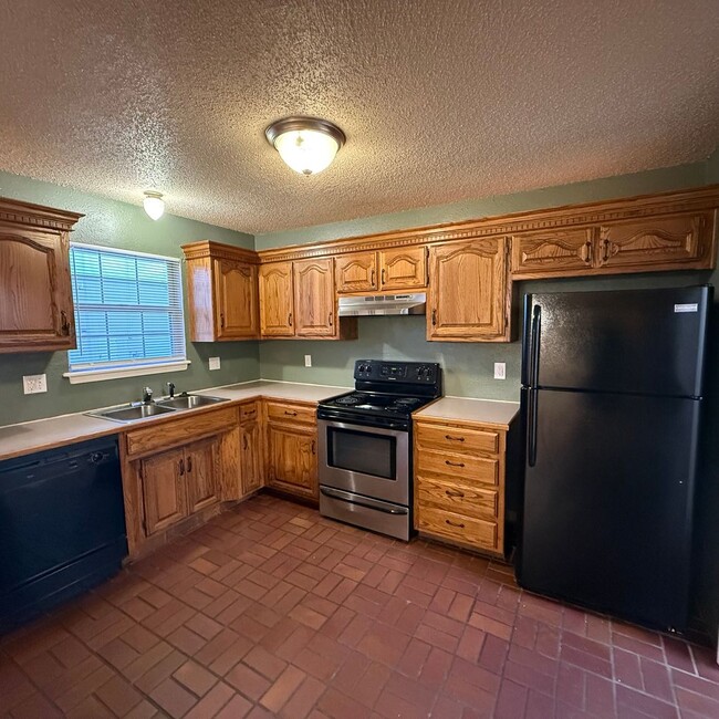 Building Photo - 2 bedroom 2 bath duplex in Nixa available now