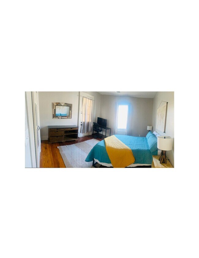 Building Photo - 3400 Dauphine St