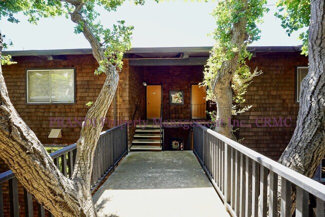 Foto del edificio - Beautiful SF Views From This 2Br Tiburon A...