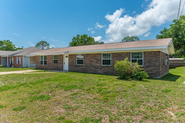 Building Photo - Central 4 bedroom in Niceville!