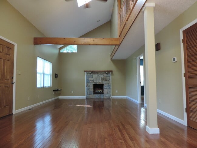 Building Photo - 404 Wintergreen Dr