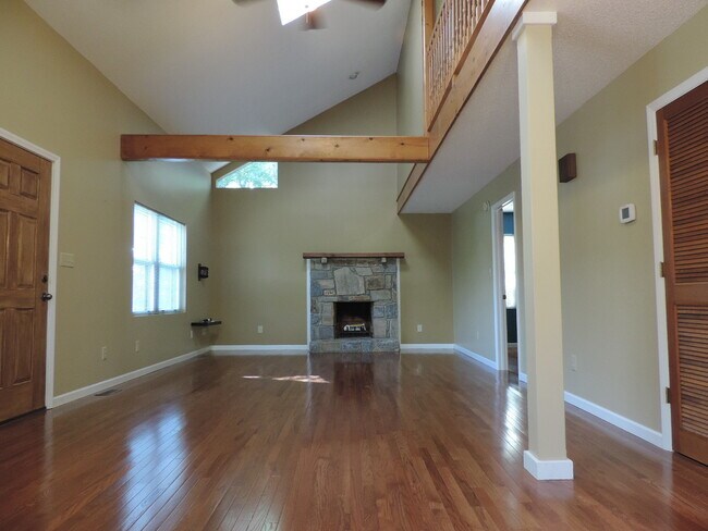 Foto del edificio - 404 Wintergreen Dr