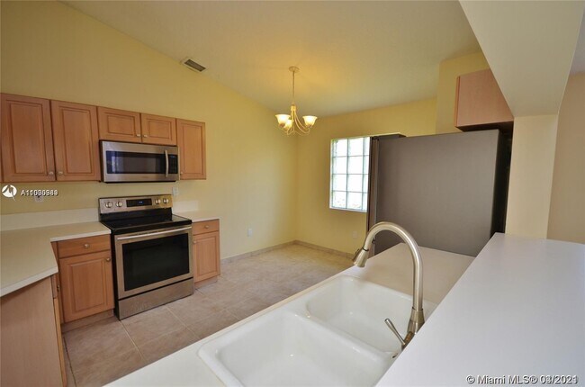 Foto del edificio - 16524 NW 24th St