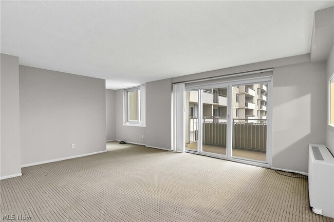 Foto del edificio - 12900 Lake Ave