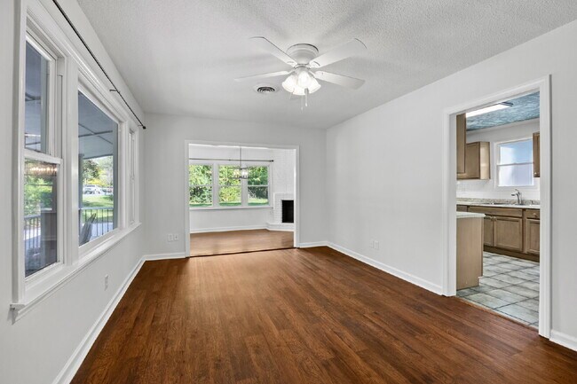 Foto del edificio - 3 bed 1 bath ranch with large storage/workshop building