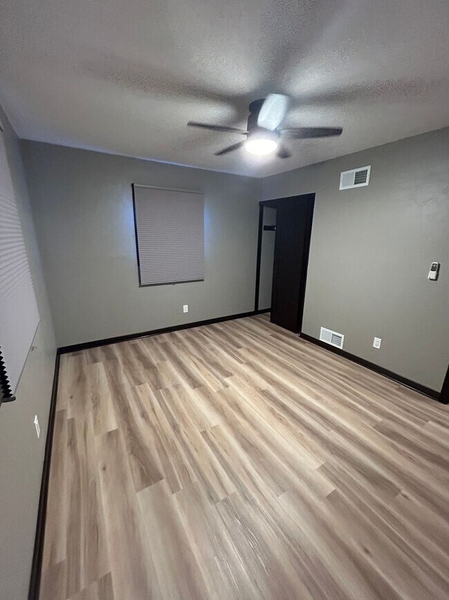 Foto del edificio - 112-114 Kilps Court West (Duplex)