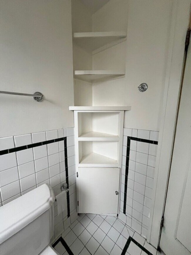 Foto del edificio - Wallingford Home. 4 beds, 2 bath. garage.
