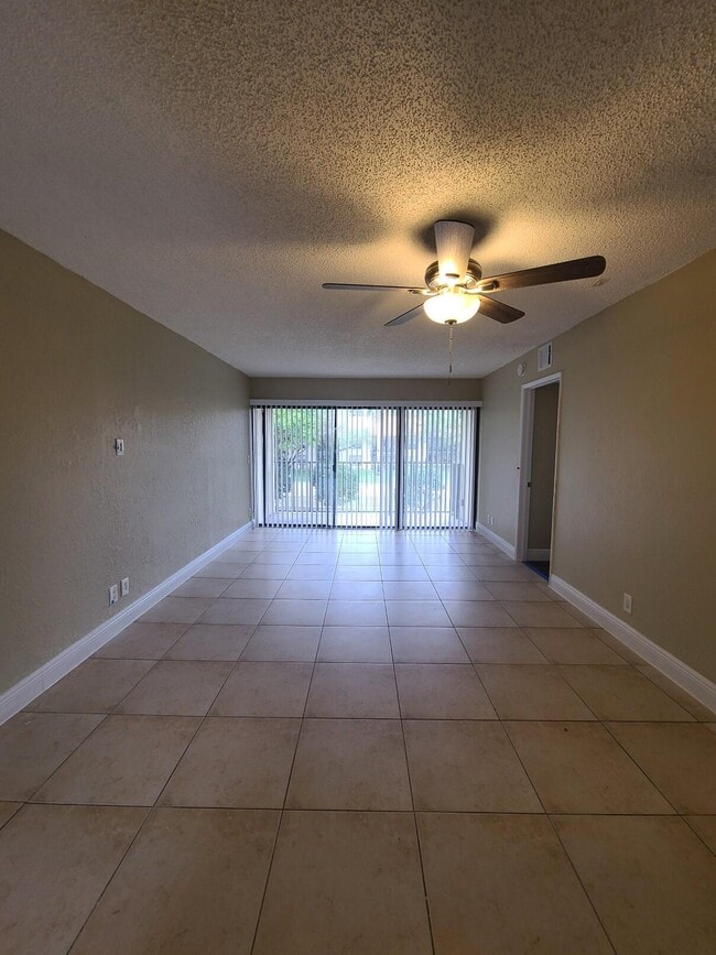 Building Photo - 1440 Lake Crystal Dr
