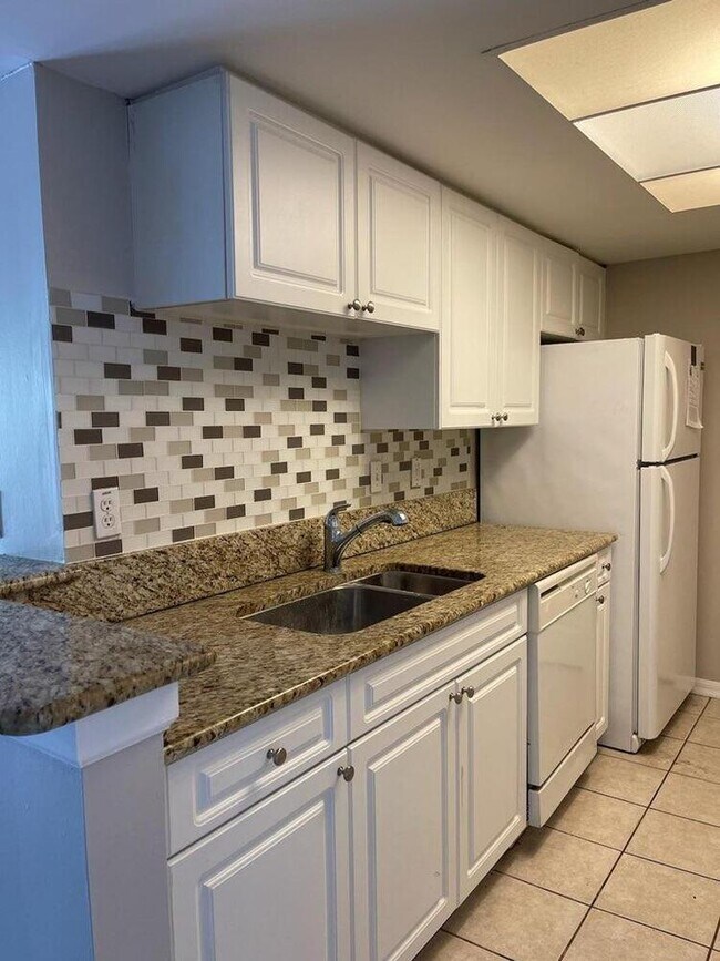 Kitchen - 400 Crestwood Ct N