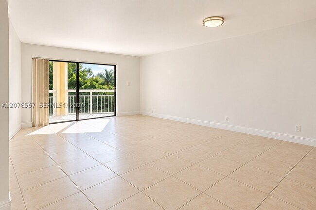 Foto del edificio - 8290 Lake Dr