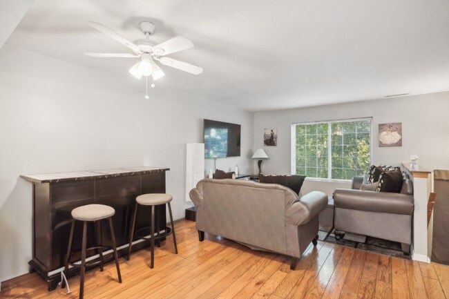 Foto del edificio - 328 W Whispering Oaks Ln