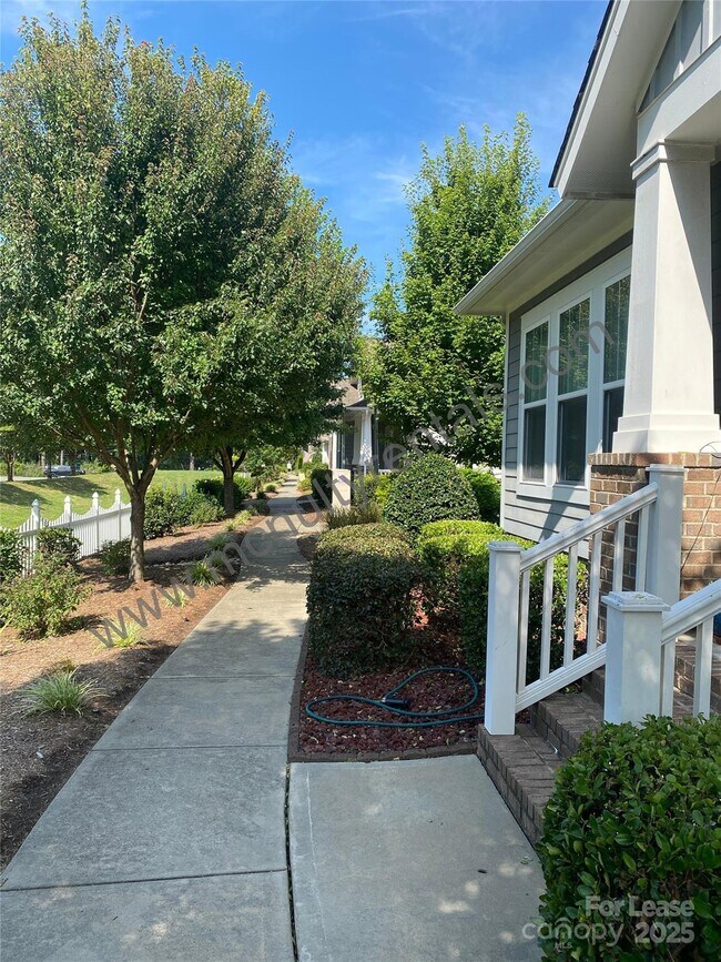 Foto del edificio - 4221 Courtly Ln