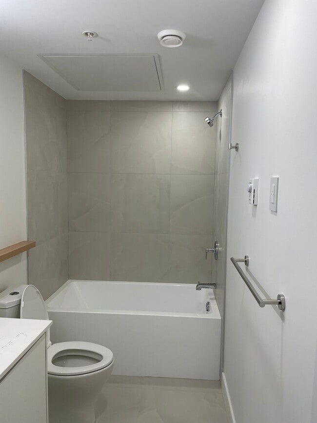 Photo du bâtiment - 918 32nd Av W