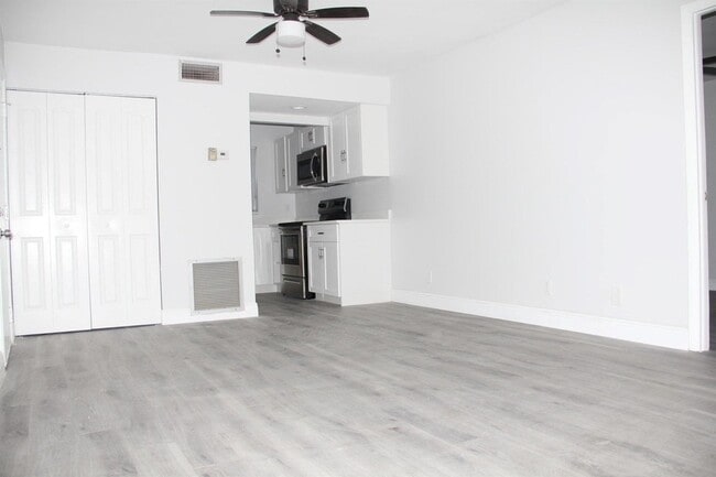 Building Photo - 230 Lake Frances Dr