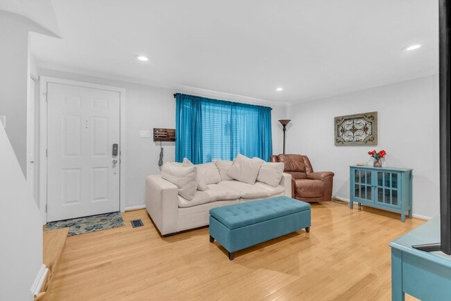 Building Photo - Beautifully Updated End-Unit Townhome in P...