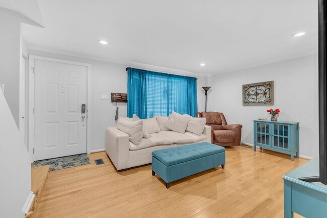 Foto del edificio - Beautifully Updated End-Unit Townhome in P...
