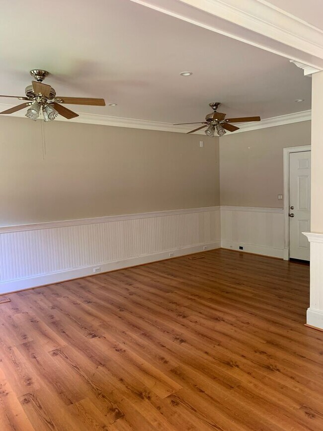 Foto del edificio - 136 W Point Dr