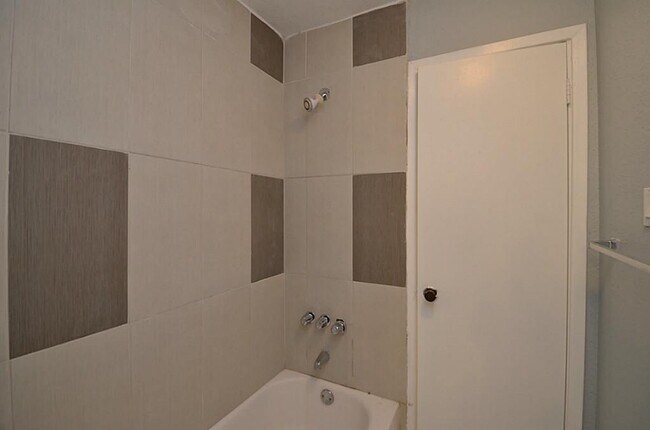 Downstair_UpsBathroom1 - 3615 Tanglewilde St