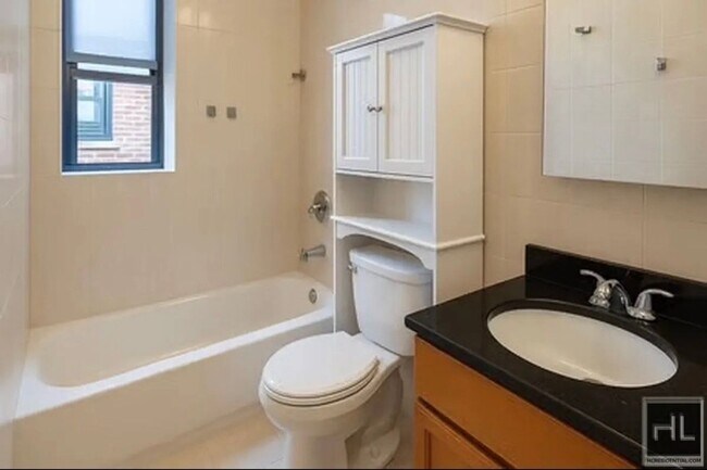 Foto del edificio - 2-Bedroom 1-Bathroom in an amazing Astoria  Location