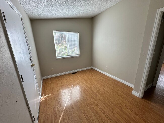 Foto del edificio - 4 Bedroom 2 Bathroom Single-Family Home in...