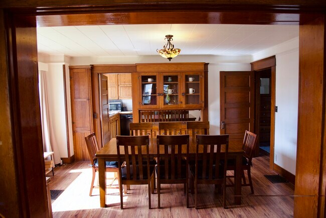 Comedor de la casa principal hacia la cocina - The Dwelling Place