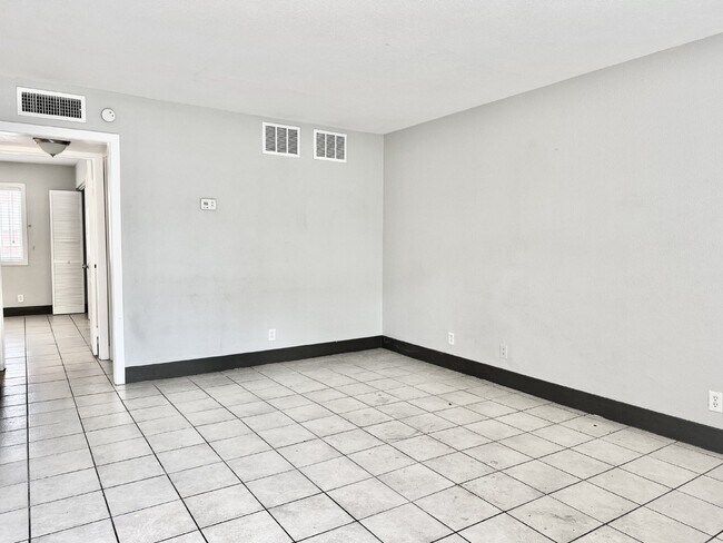 Foto del edificio - Chic 2-Bedroom Condo in Heart of Las Vegas...