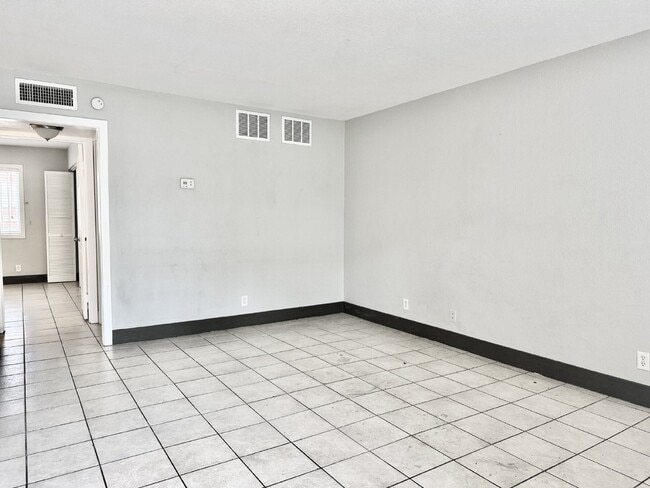 Building Photo - Chic 2-Bedroom Condo in Heart of Las Vegas...