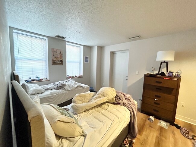 Building Photo - 52 Gainsborough St